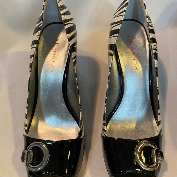 Anne Klein black patent and leather zebra. - Picture 2 of 4